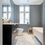 Charming With Balcony And View! アパート
