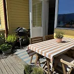 Charming With Balcony And View! アパート
