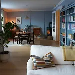 Charming With Balcony And View! アパート *