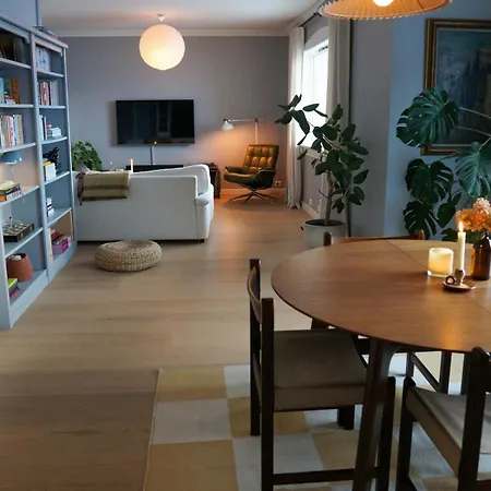 Charming With Balcony And View! アパート *