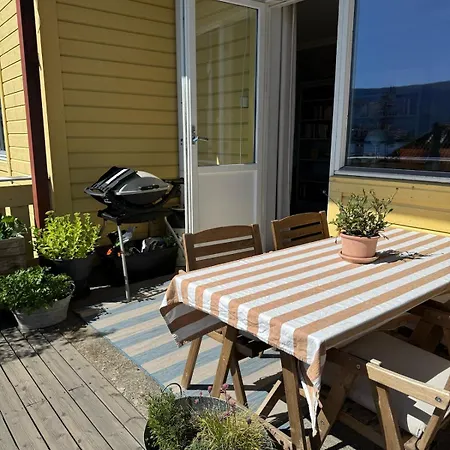 Charming With Balcony And View! アパート
