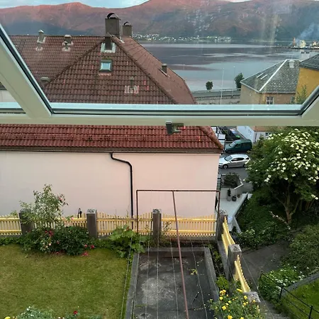 アパート Charming With Balcony And View!