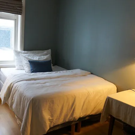 Charming With Balcony And View! アパート