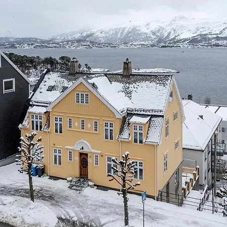 Apartment Charming With Balcony And View!