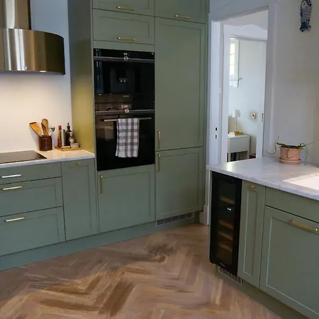 Charming With Balcony And View! *