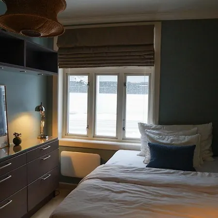 Charming With Balcony And View! *