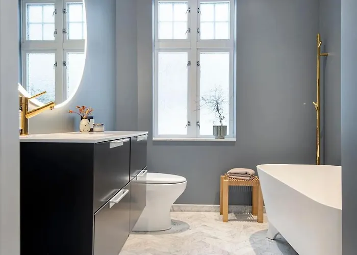 Charming With Balcony And View! Lägenhet