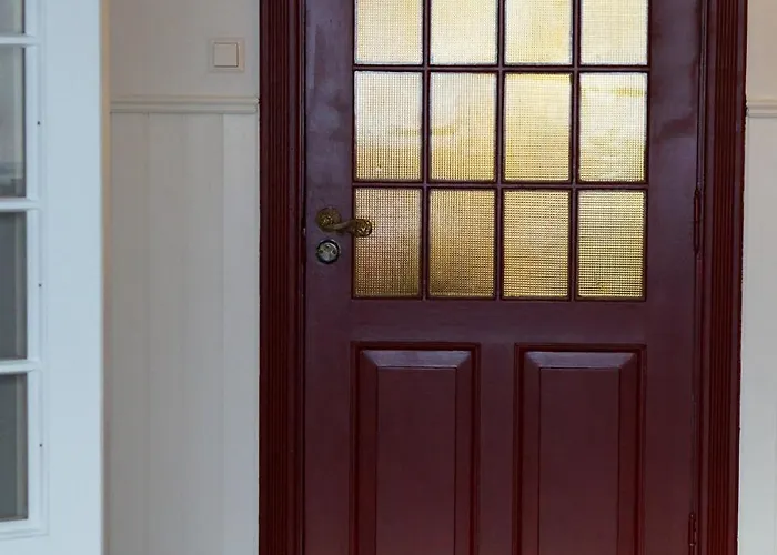 Charming With Balcony And View! Lägenhet *