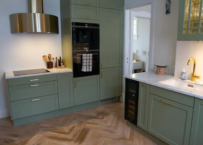 Charming With Balcony And View! *