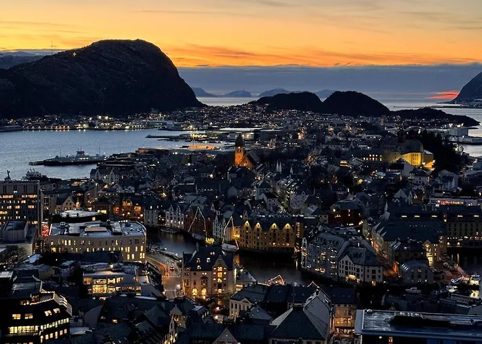 Charming With Balcony And View! *